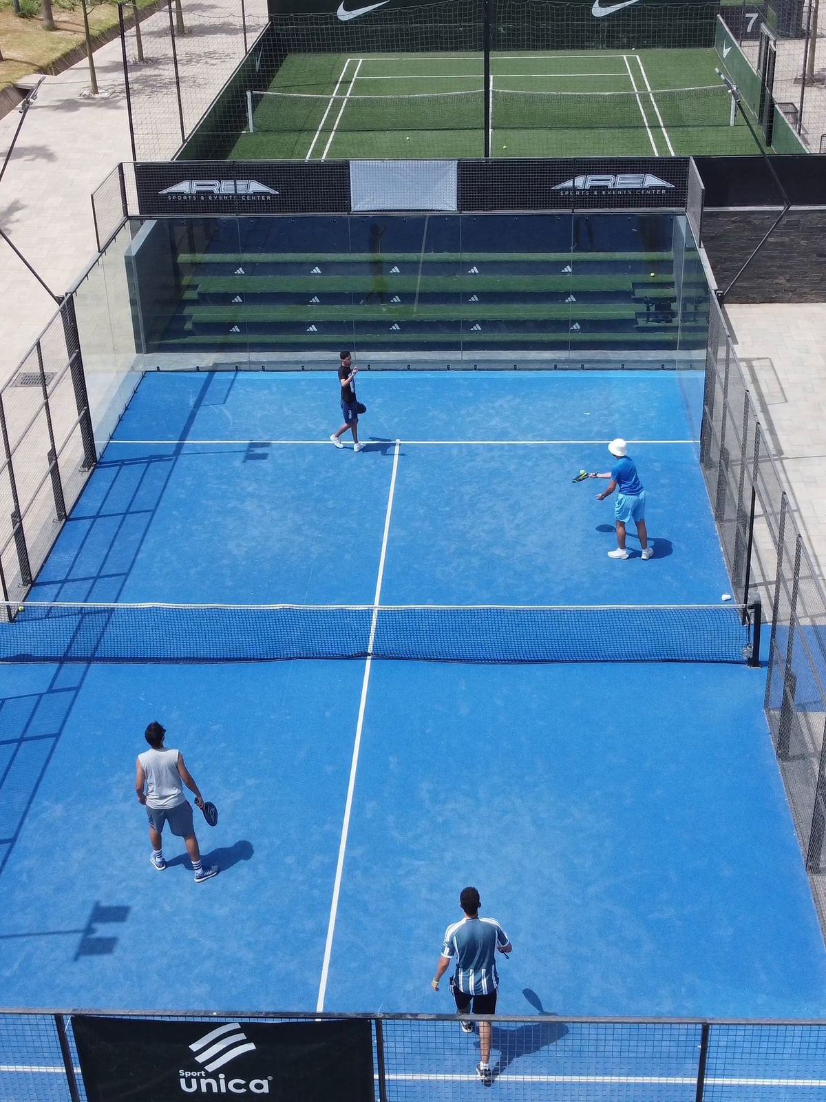 Vista aérea de dupla jogando padel